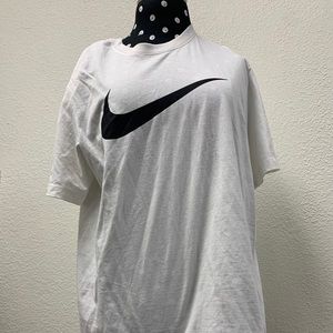 white nike tee